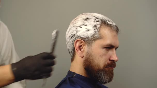 男性发型师理发店的概念。头发的程序。男人的发型在美容院的家伙理发店里有胡子的男人. — 图库视频影像