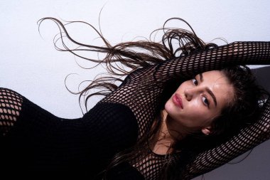 Güzel, zarif bir kadının stüdyo portresi. Yüksek model..