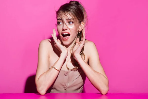 Emociones de mujer sorprendida. Mujer increíble buscando espacio de copia vacío persona creativa aislado color rosa fondo. Mujer sorpresa presentando su producto. —  Fotos de Stock