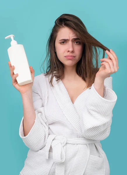 Mujer sostener botella de champú y acondicionador. Problema de pérdida de cabello de la mujer para el champú de cuidado del cabello de salud, después de la ducha. Concepto de pérdida de cabello. —  Fotos de Stock