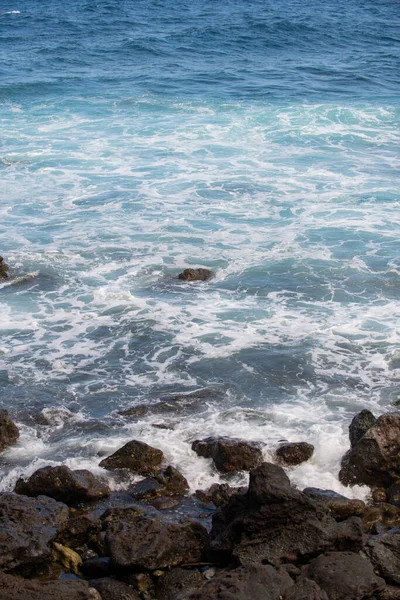 Skała i morze. Widok turkusowej wody i lawy skały plaża, atlantyckie fale oceaniczne. Tematyczne tło podróży. Teneryfa lub Wyspy Hawajskie. — Zdjęcie stockowe