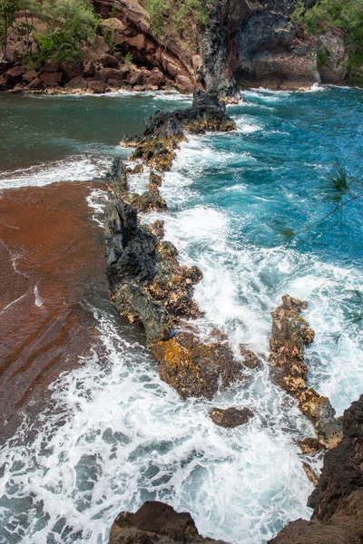 Óceánhullámok zuhannak le a sziklás sziget partjainál. Csobbanó óceáni hullámok és kövek. — Stock Fotó