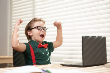 Öğrenci çocuk okulda İngilizce öğreniyor. Akıllı çocuklar için eğitim. Sınıftaki heyecanlı öğrenci..