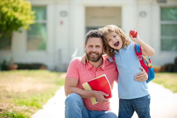 Happy family at school yard. School boy going to school with father. — Stock Photo, Image