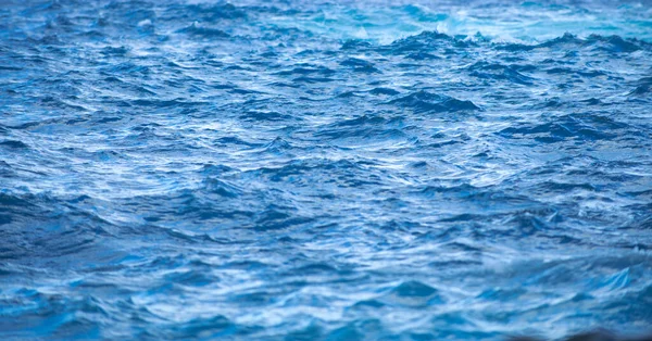 Abstrakte Meeresnatur Hintergrund. Wasserwellen im Sonnenlicht mit Kopierraum. Tropischer Strand. Wasserstelle. Aqua Meerwasseroberfläche. — Stockfoto