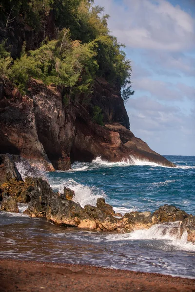 Bela praia oceânica com grandes rochas na costa e na água. Ondas no oceano. Férias de verão, férias. — Fotografia de Stock