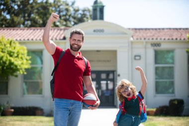 Okullu çocuk babamla aynı okula gidiyor. Açık hava okulu. Çocuk eğitimi.