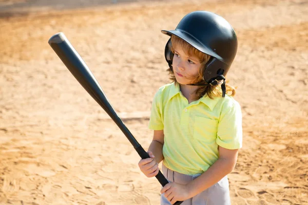 Niño posando con un bate de béisbol. Retrato de niño jugando béisbol. — Foto de Stock