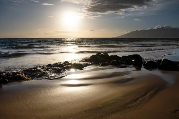 夏威夷海滩日落了海的背景，热带夏季海滩的自然与阳光的光芒。沙滩、带有复印空间的海水、暑假概念. — 图库照片