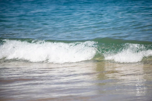 Água do mar em fundo de detalhes de água ondulada. Padrão de ondas oceânicas. — Fotografia de Stock