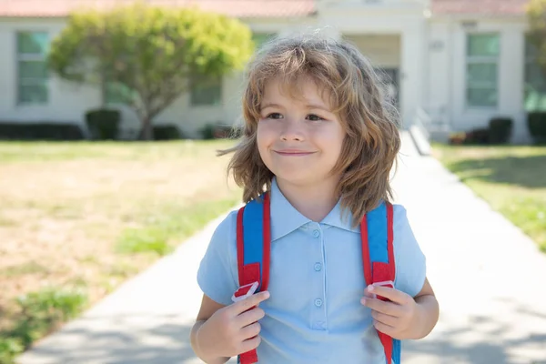 Gelukkige schooljongen gaat voor het eerst naar school. Kind met tas gaat naar de basisschool. Kind van de lagere school. Leerling gaan studeren met rugzak. — Stockfoto