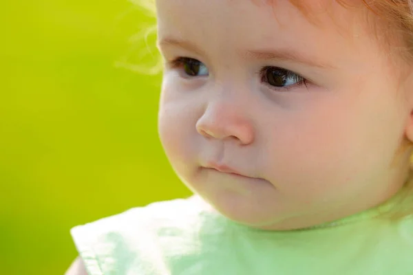 Gyerek portré, közelről fej aranyos baba gyermek. — Stock Fotó
