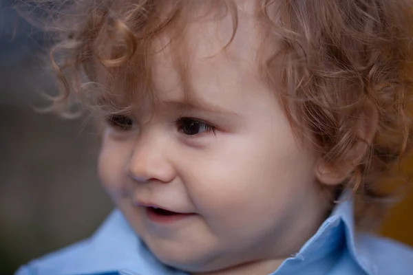 Κοντινό πλάνο του μωρού. Παιδικό πρόσωπο, μικρό αγόρι πορτρέτο. Χαμογελαστό βρέφος, χαριτωμένο χαμόγελο. — Φωτογραφία Αρχείου