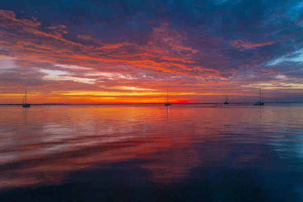 Sonnenuntergang am Meer. Sonnenaufgang am Strand. Bunte Meer, Natur Landschaft Hintergrund mit Kopierraum. — Stockfoto