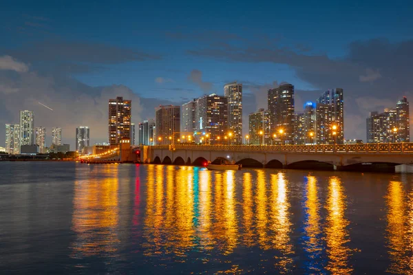 Venetian Causeway, Benátské ostrovy, Biscayne Bay, Miami, Florida. — Stock fotografie