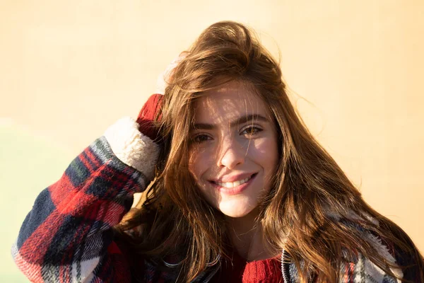 Retrato sensual de uma jovem. Modelo de moda menina bonita. Senhora elegante. — Fotografia de Stock