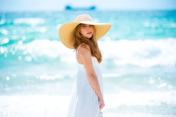 Modèle de mode posant sur la plage. Robe d'été vêtements femme à la mode. Jeune belle femme hipster en vacances tropicales, style tendance d'été. — Photo