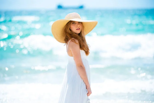 Models posieren am Strand. Sommerkleid modische Frauenkleidung. Junge schöne Hipster-Frau im Tropenurlaub, Sommer-Trend-Stil. — Stockfoto