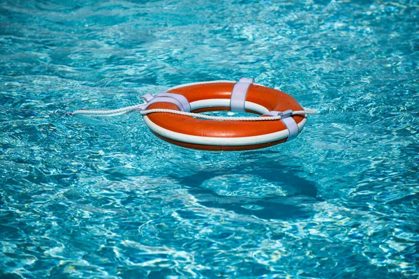 Hilfe- und Ertrinkungskonzept. Rettungsring schwimmt im Wasser. — Stockfoto