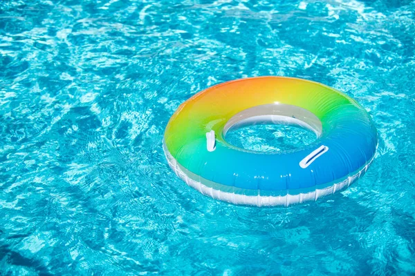 Fond d'eau d'été. Piscine d'eau avec anneau flotteur de piscine. Modèle d'affiche pour les vacances d'été. Bannière web Bonjour été avec espace de copie. — Photo