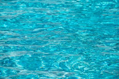 Soyut dalgalanma dalgası ve yüzme havuzunda berrak turkuaz su yüzeyi, arka plan ve soyut tasarım için mavi su dalgası.