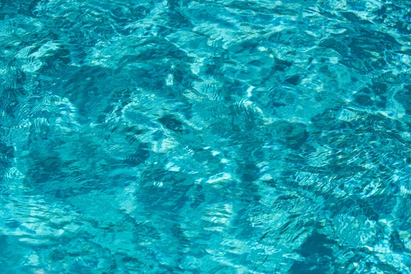 Vatten i poolen, bakgrund med hög upplösning. Vågabstrakt eller vågformig vattenstruktur. — Stockfoto