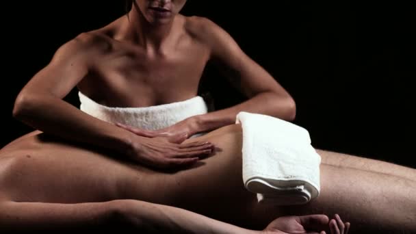 마사지요. 보디 케어. 남자는 여자의 몸을 마사지 한다. 스파 센터. Aromatherapy Aroma oil. — 비디오