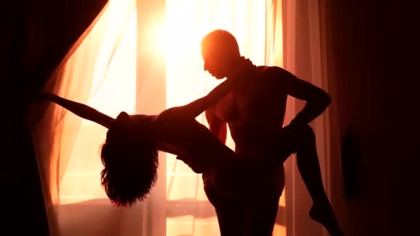 Любовь игра, молодая пара в тени на окне. — стоковое видео