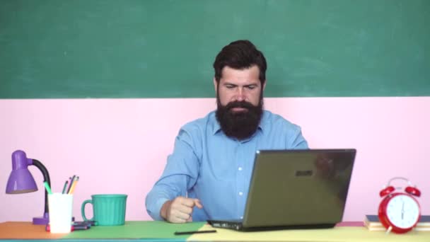 Злой бородатый мужчина с ноутбуком. Безумие. Технологические проблемы. — стоковое видео