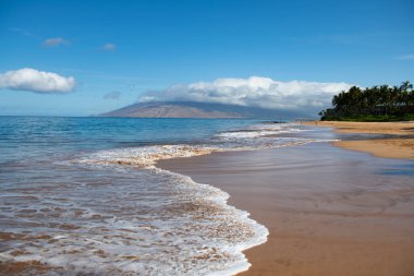 Altın kumu olan sahil, turkuaz okyanus suyu. Panoramik deniz manzarası. Yaz tatili için doğal arka plan.