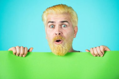 Erkek model yeşil tahta tutuyor. Beyaz tahtası olmayan bir adam. Broşür tasarım sayfası görüntüsü ilk okunan kişi.