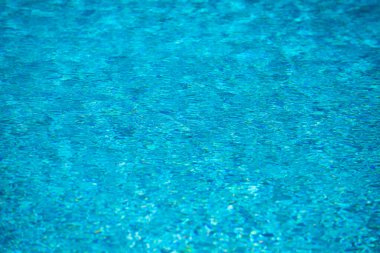 Soyut dalgalanma dalgası ve yüzme havuzunda berrak turkuaz su yüzeyi, arka plan ve soyut tasarım için mavi su dalgası.