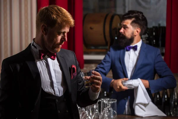 Signori al bar. Barista. Il barman al bancone. Hipster nel bar. Bevanda alcolica. — Foto Stock