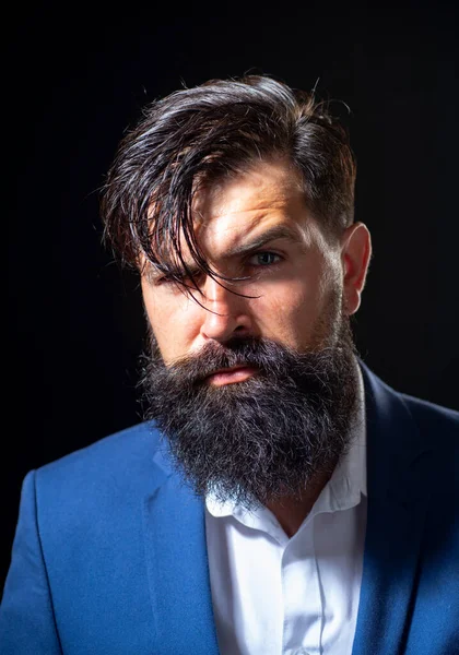 Corte de pelo de hombre, peinado moderno. Primer plano retrato de modelo masculino con pelo largo. Concepto de cuidado de la salud y el cabello. — Foto de Stock