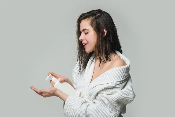 Chica aplicando acondicionador capilar. Tratamiento del cabello de las mujeres. Champú y acondicionador para mujer. — Foto de Stock