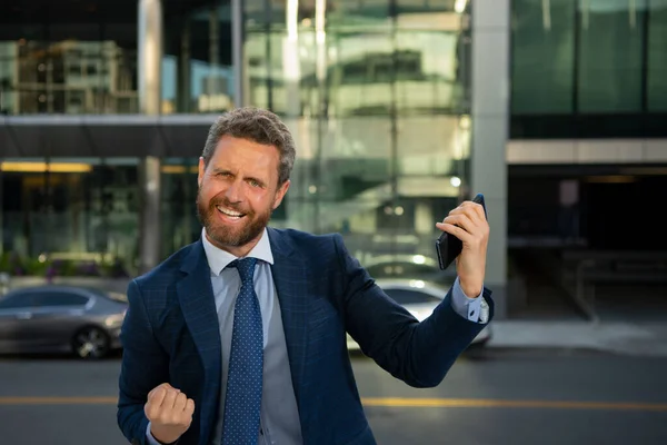 Porträtt av upphetsad affärsman utomhus. Framgångsrika affärer. — Stockfoto