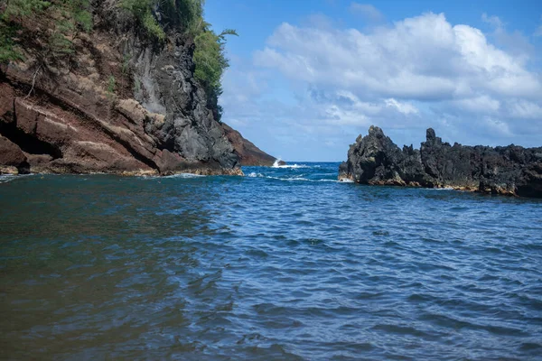 Sea shore with stones, ocean seascape. Sea waves over rocks on wild stone beach. Tropical sea relax. — Stock Photo, Image