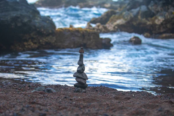 Stack di ciottoli di pietra sullo sfondo del mare per spa, equilibrio, meditazione e zen tema. — Foto Stock