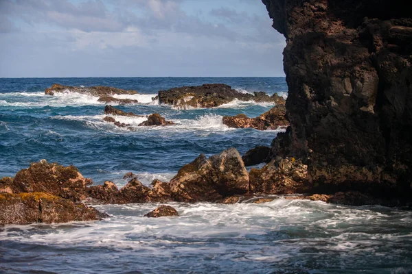 Golven die de rotsen raken. Rotsachtige kliffen op zee, zeegezicht. — Stockfoto