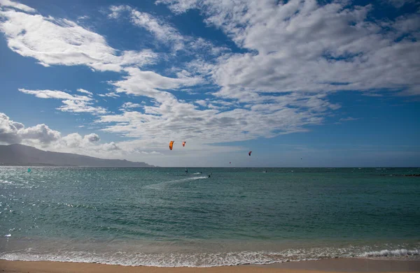 Fundo de praia tropical com mar azul. Férias ou relaxar no conceito de verão. — Fotografia de Stock