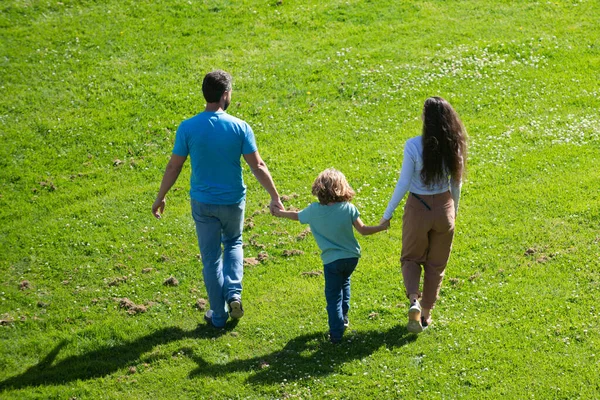 Πίσω όψη της οικογένειας ξοδεύουν χρόνο μαζί έξω στην πράσινη φύση. — Φωτογραφία Αρχείου