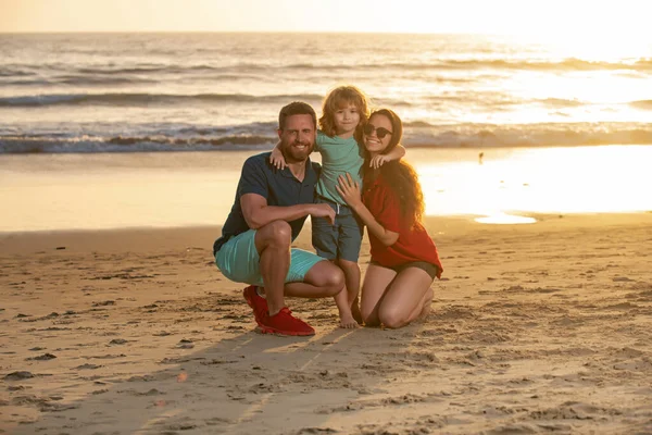 Glückliche Familie beim Umarmen am Strand. Familie im Freien. — Stockfoto