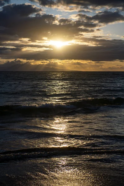 Tropische strandscène. Uitzicht op zee vanaf zomerstrand met lucht. Kustlandschap. — Stockfoto