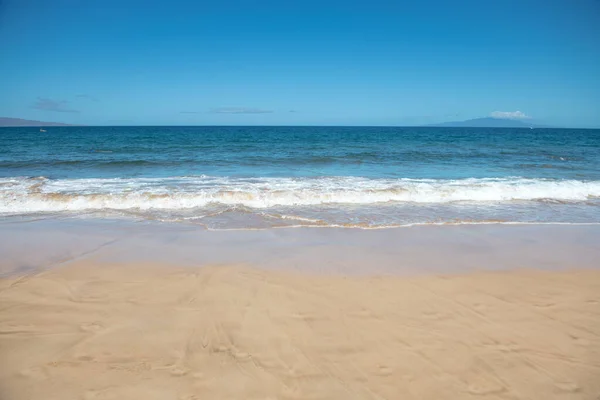Latar belakang pantai tropis dengan laut biru. Liburan atau bersantai dalam konsep musim panas. — Stok Foto