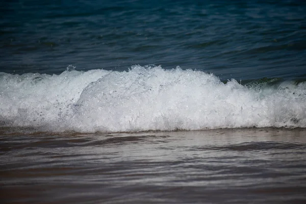 Calma textura de la superficie del agua de mar con salpicaduras y olas. Fondo abstracto de la naturaleza. Fondo de la superficie del agua del océano acuático. — Foto de Stock