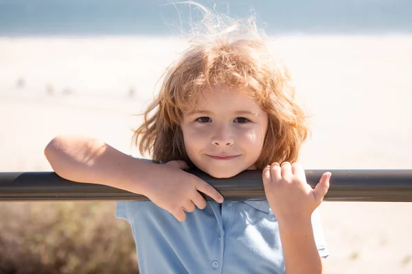 Primer plano retrato de un niño lindo al aire libre. Concepto de infancia y crianza. —  Fotos de Stock