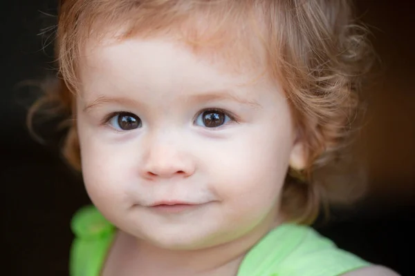 Babyporträtt, nära huvudet på ett sött barn. Leende spädbarn, gulligt leende. — Stockfoto