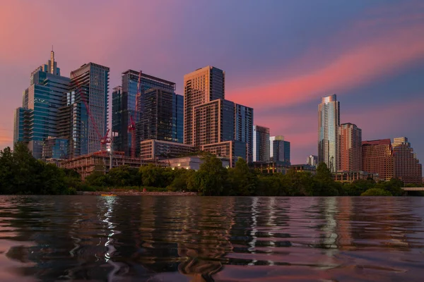 Austin Escenario urbano de Texas en el centro. USA Austin city. Noche rosa atardecer ciudad. — Foto de Stock