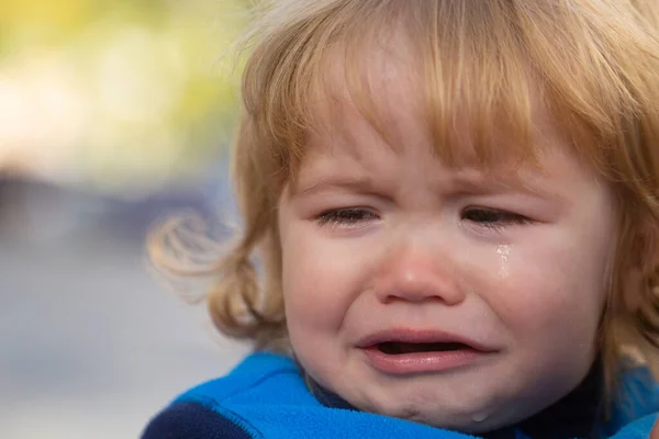 Choro de bebé. Feche o retrato de uma criança chorando. Conceito de infância e paternidade. — Fotografia de Stock