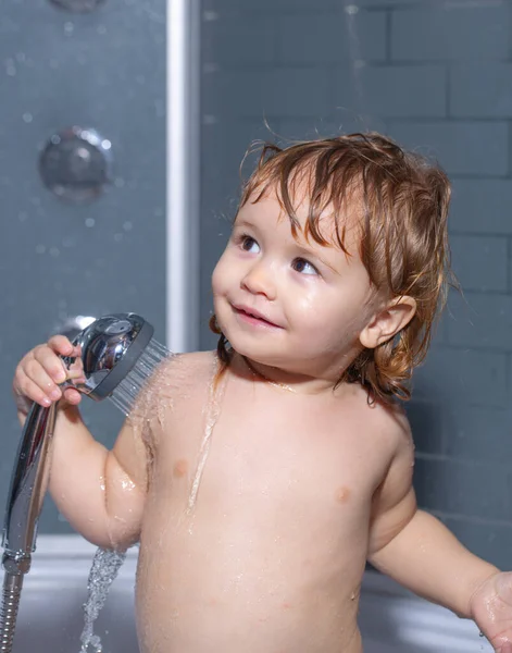 Leuk kind dat in bad speelt. Kleine baby neemt bad, close-up gezicht portret van lachende jongen, gezondheidszorg en kinderen hygiëne. — Stockfoto